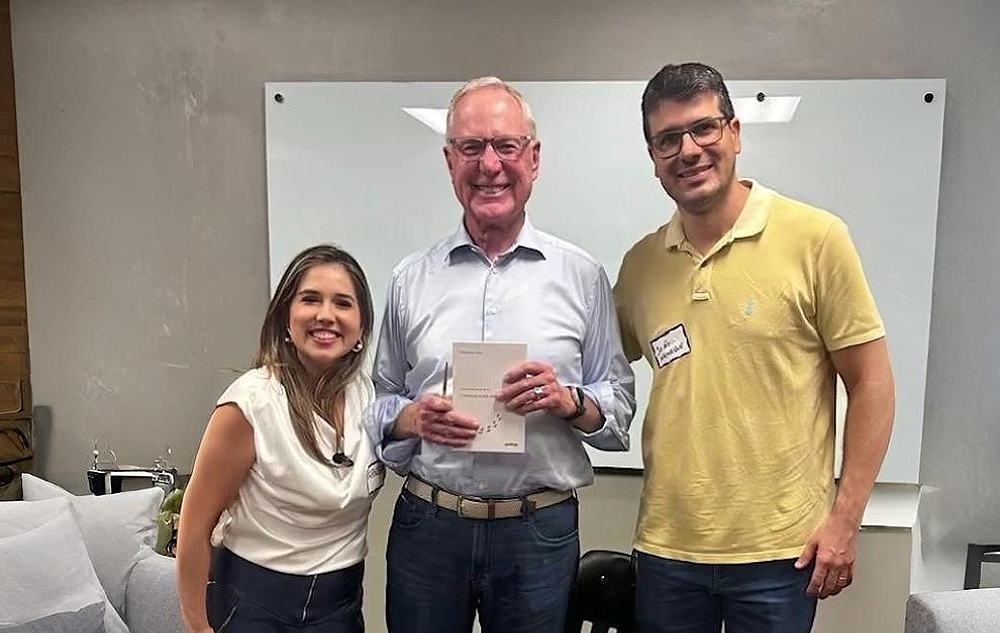 Fernanda Aoki entrevista Max Lucado, autor best-seller do New York Times, nos Estados Unidos